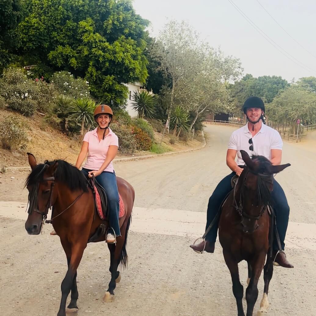 Paseo a caballo en sendero de tierra