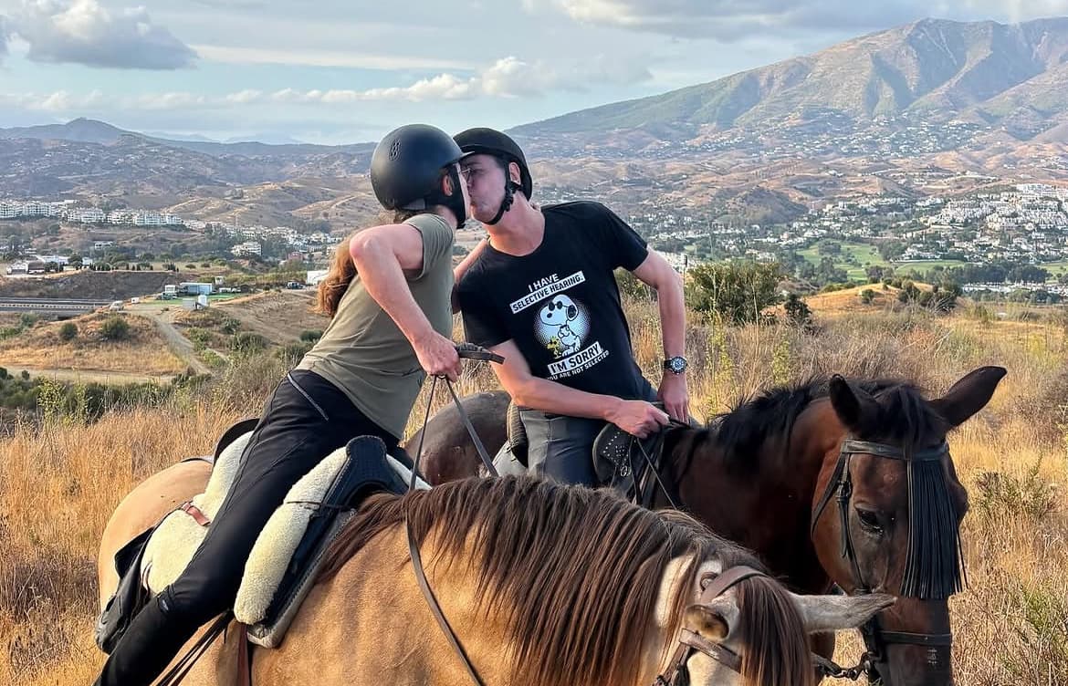 Grupo de jinetes al atardecer