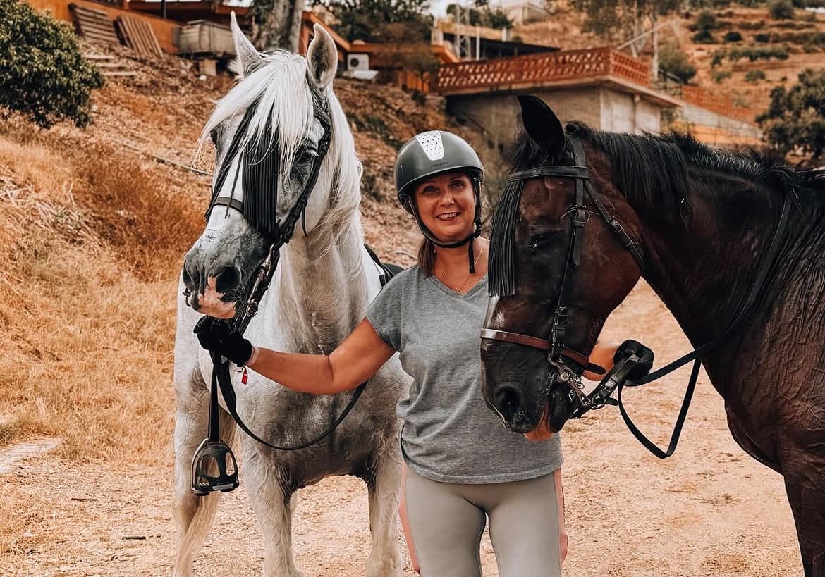 Turistas en ruta a caballo en Mijas